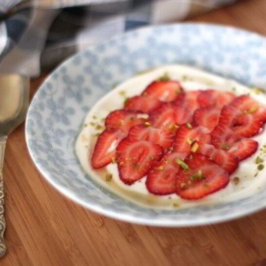Рецепт манной каши с клубникой и розовой водой