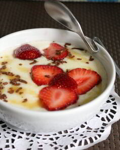 Манная каша с клубникой и шоколадом