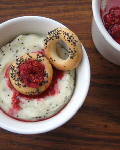 Манная каша с маком, сушками и малиновым вареньем