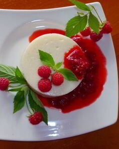 Манная каша с малиной