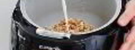 манная каша с орехами в мультиварке. Шаг 3