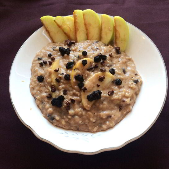 Рецепт овсяной каши с антоновкой, сушенной черникой и ревенем