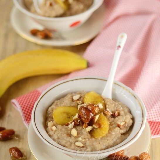 Рецепт овсяной каши с бананами и орехами