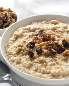 Овсяная каша с изюмом к завтраку
