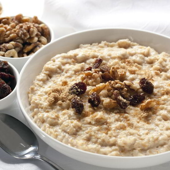 Рецепт овсяной каши с изюмом к завтраку