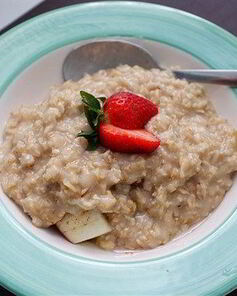 Овсяная каша с яблоком и корицей