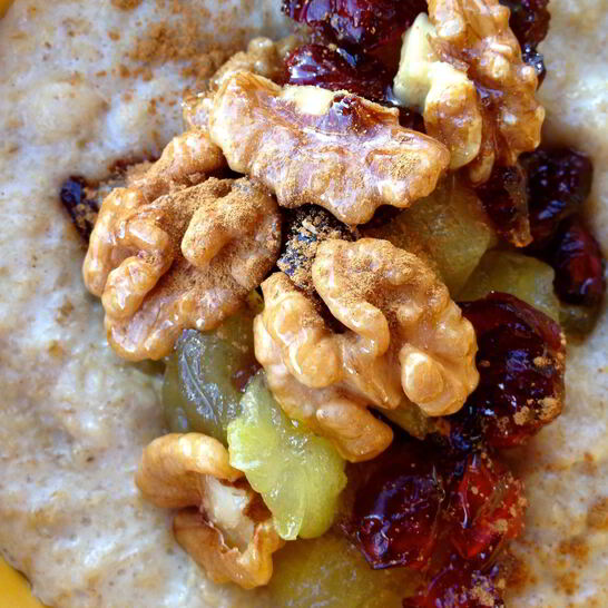 Рецепт овсяной каши с яблоком, клюквой и грецким орехом