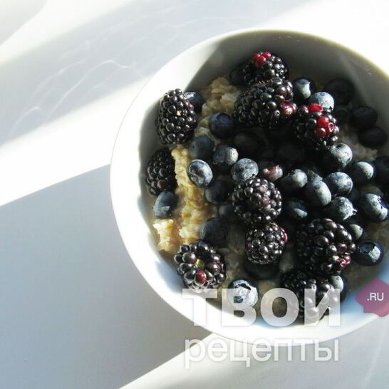 Рецепт овсянки на воде с ягодами и бананом