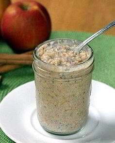 Овсянка в банке с яблоком и корицей