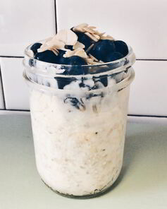 Сырая овсяная каша с ягодами и миндалем