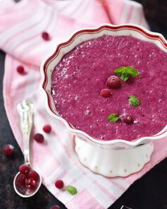 Взбитая овсяная каша с ягодами