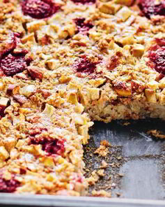 Запеченная с малиной и яблоками овсянка