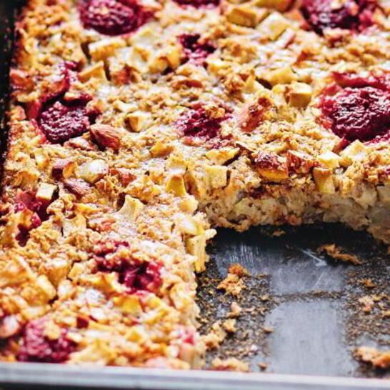 Рецепт запеченной с малиной и яблоками овсянка