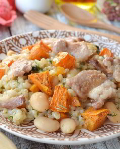 Перловая каша с фасолью, тыквой и беконом