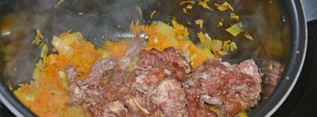 перловая каша с говяжьей тушенкой в мультиварке. Шаг 7