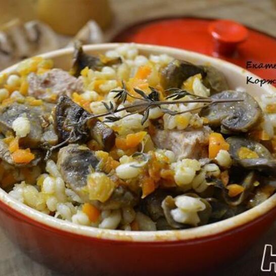 Рецепт перловой каши с мясом и грибами в горшочке