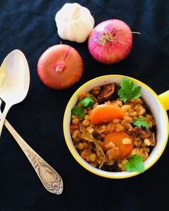 Перловка с мясом и белыми грибами