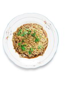 Перловка, томленая с гранатовым соусом и савойской капустой