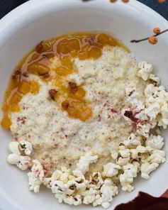 Пшенная каша на кокосовом молоке с чатни из тыквы и облепихи и попкорном