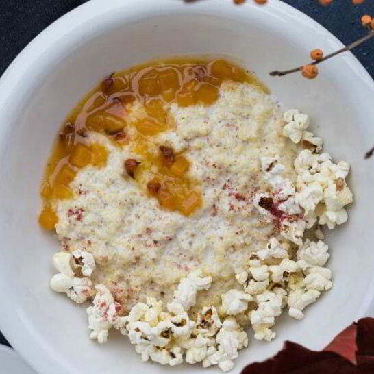 Рецепт пшенной каши на кокосовом молоке с чатни из тыквы и облепихи и попкорном