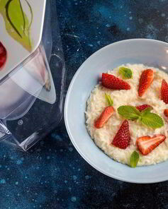 Клубничная рисовая каша на завтрак