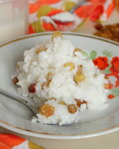 Рисовая каша на воде с изюмом