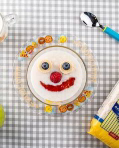 Рисовая каша с джемом и фруктами