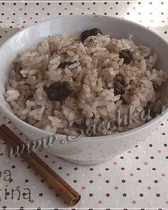 Рисовая каша с изюмом и корицей