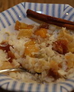 Рисовая каша с корицей, медом и сухофруктами