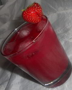 Холодный чай с лесными ягодами