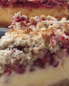 Чизкейк с брусникой и кофейным штрейзелем