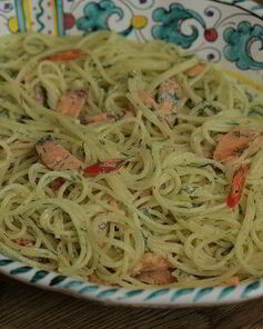 Спагетти с копченой форелью и джином