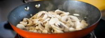 линь, тушеный с вином и шампиньонами. Шаг 6