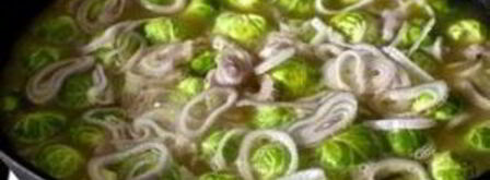 тушеная брюссельская капуста с вином и луком. Шаг 4