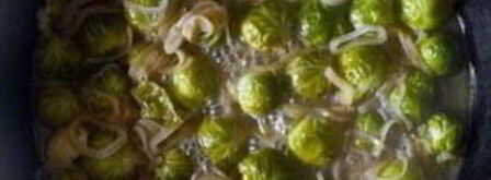 тушеная брюссельская капуста с вином и луком. Шаг 5