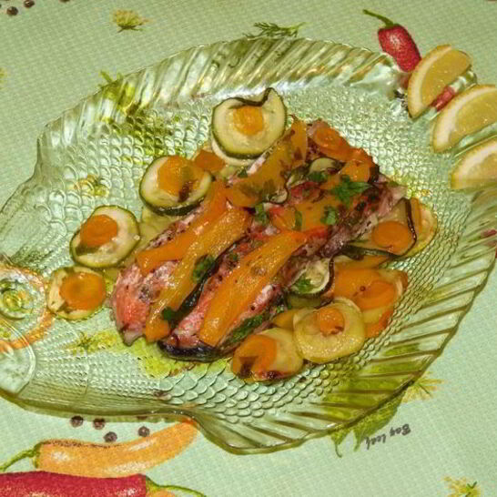 Рецепт запеченной в кармашках форель с вином и овощами