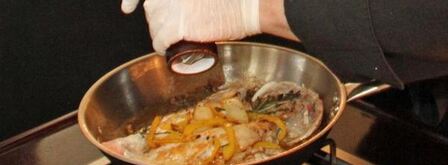 морская рыба фламбе с виски и грушей. Шаг 13