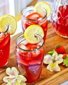 Лимонад с гибискусовым чаем и клубникой