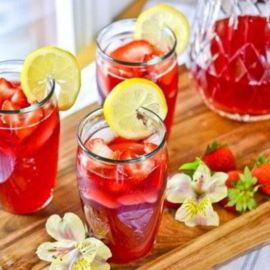 Рецепт лимонада с гибискусовым чаем и клубникой