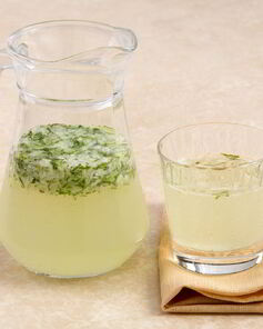 Огуречный лимонад с лаймом и яблоком