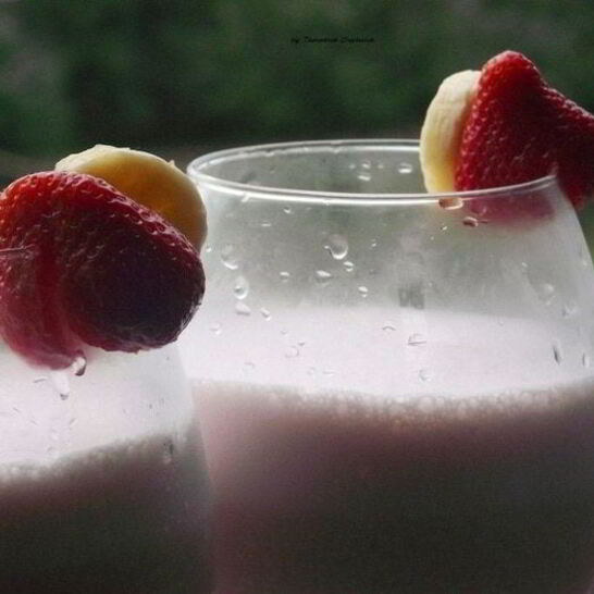 Рецепт бананова-клубничного молочный коктейль