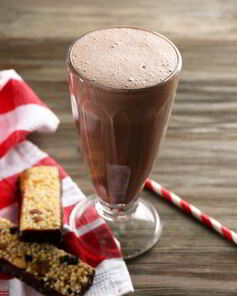 Бодрящий шоколадный коктейль с молоком и газировкой