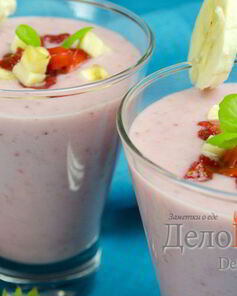 Клубнично-банановый молочный коктейль