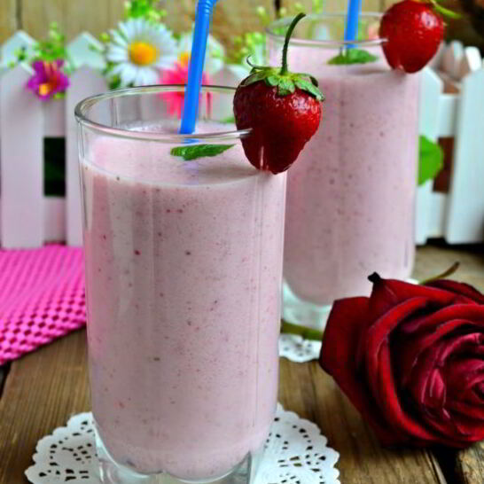Рецепт молочно-клубничного коктейль в шейкере