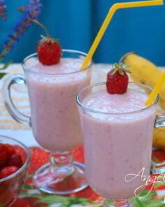 Молочный клубнично-банановый коктейль