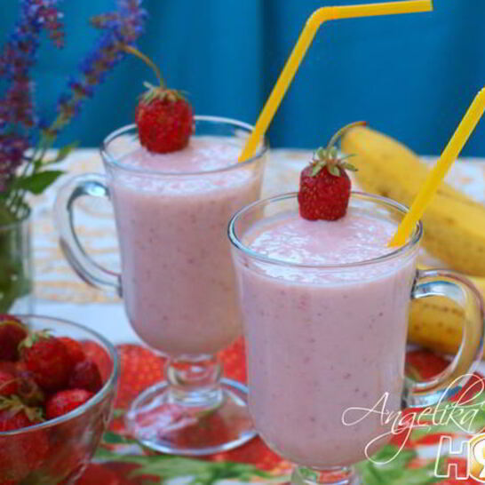 Рецепт молочного клубнично-банановый коктейль