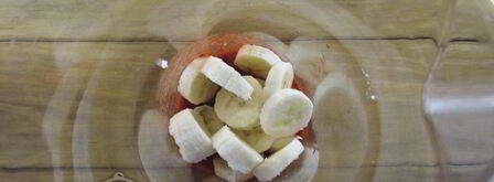 молочный коктейль с клубникой, бананом и мороженым. Шаг 3