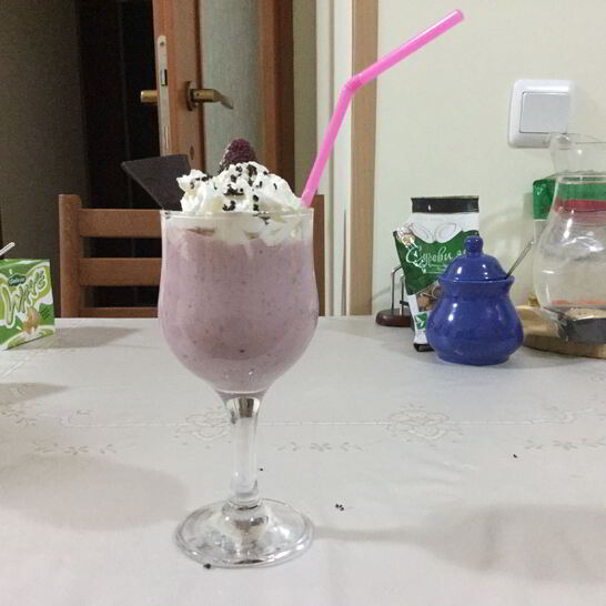 Рецепт молочного коктейля с малиной