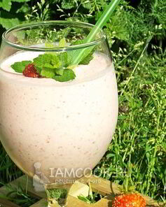 Молочный коктейль с мороженым и клубникой