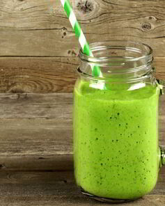 Питательный молочный коктейль с зеленью и специями